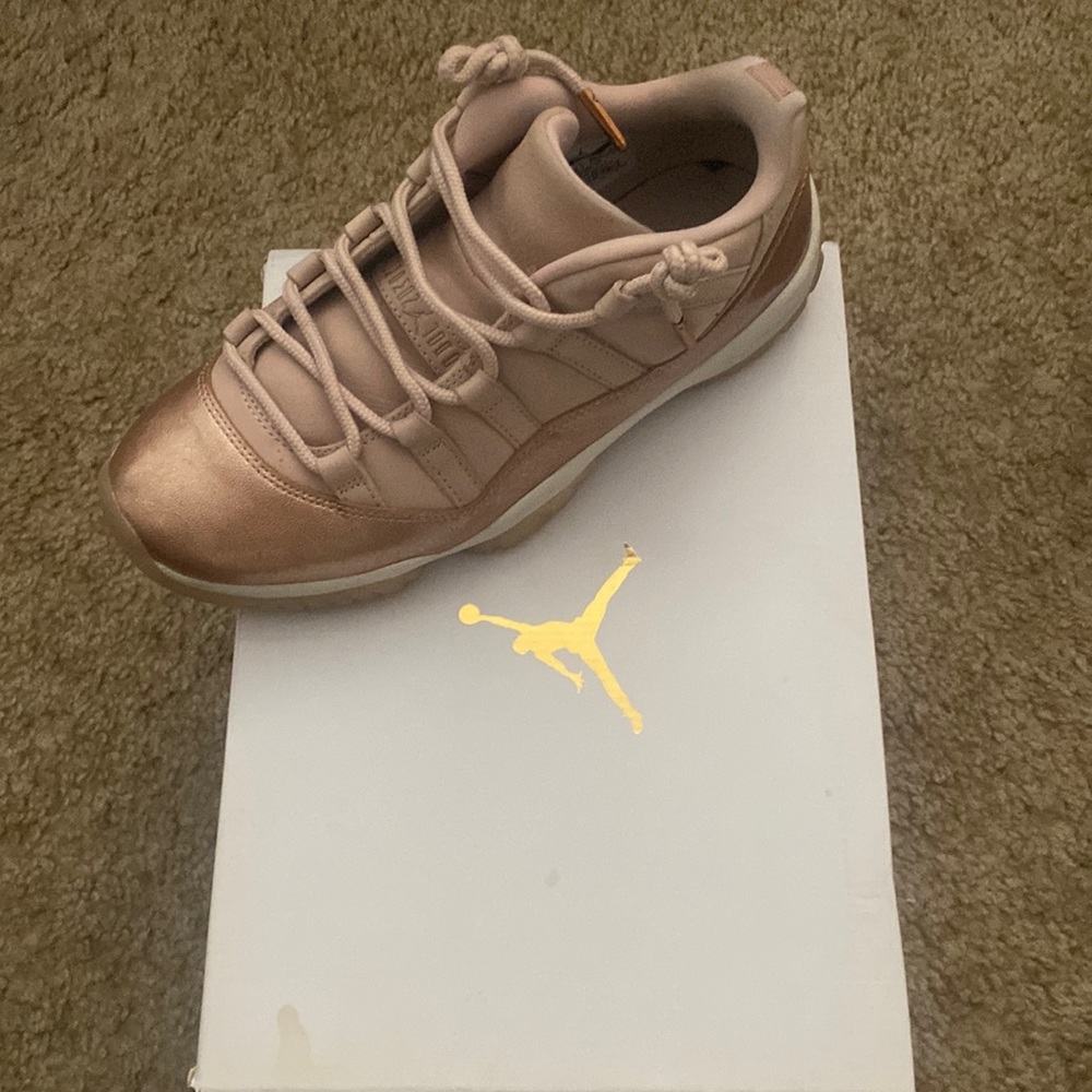 Womens Air Jordan 11 Retro low size 9